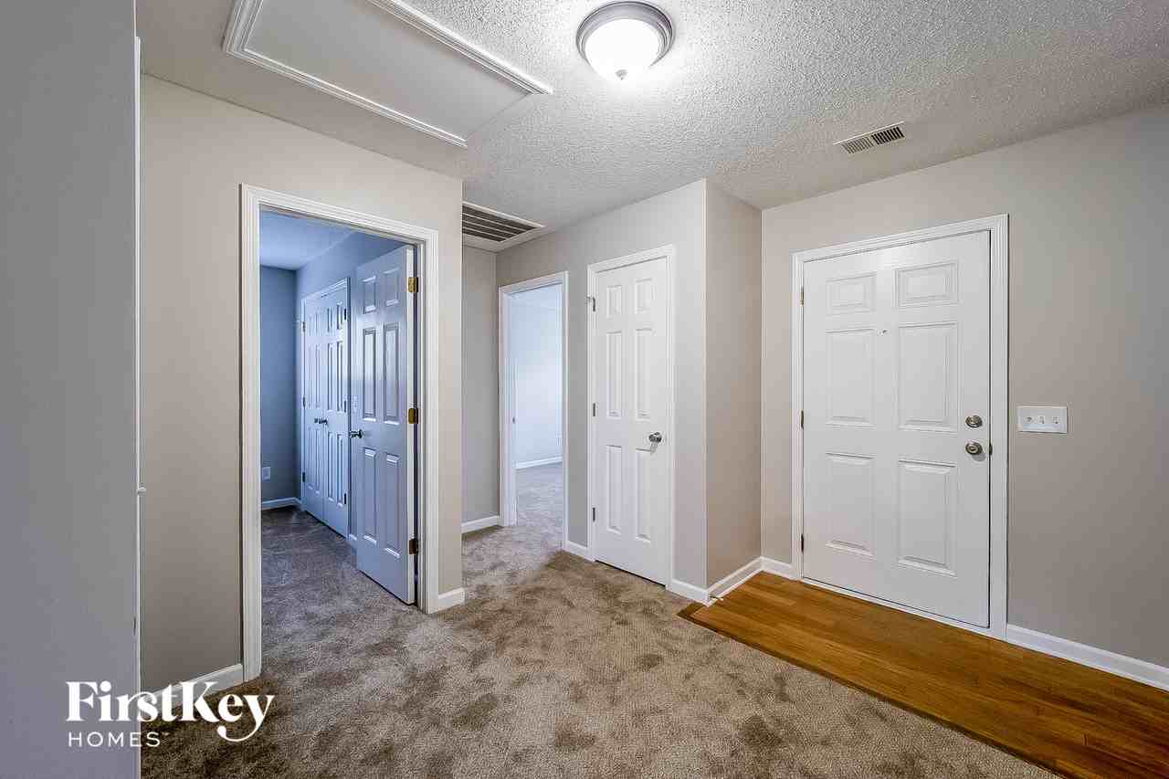 404 Meadowview Trl - Photo 2 of 15