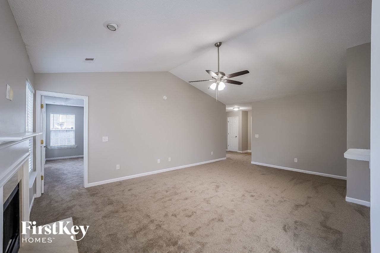 404 Meadowview Trl - Photo 3 of 15