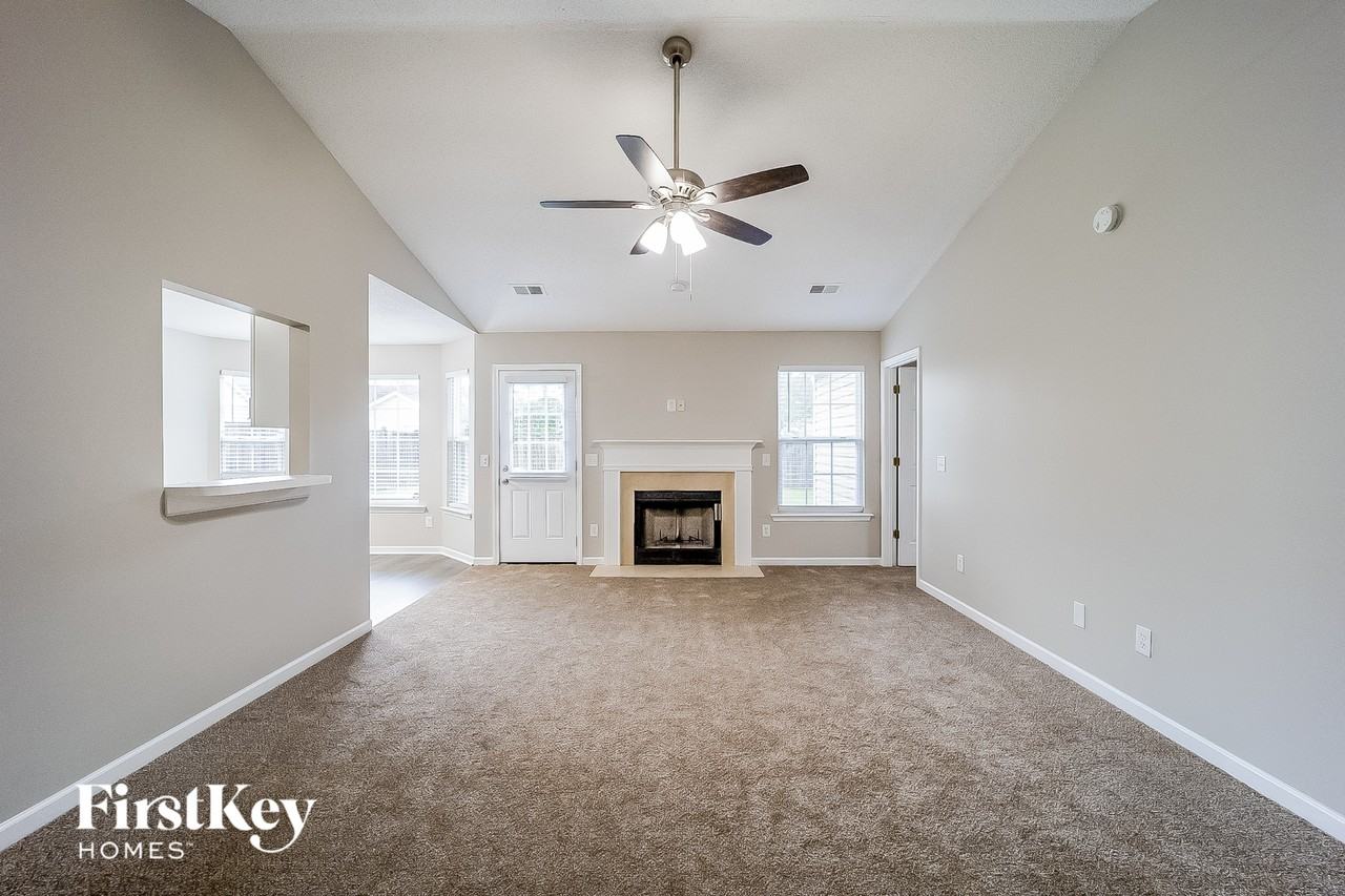 404 Meadowview Trl - Photo 4 of 15