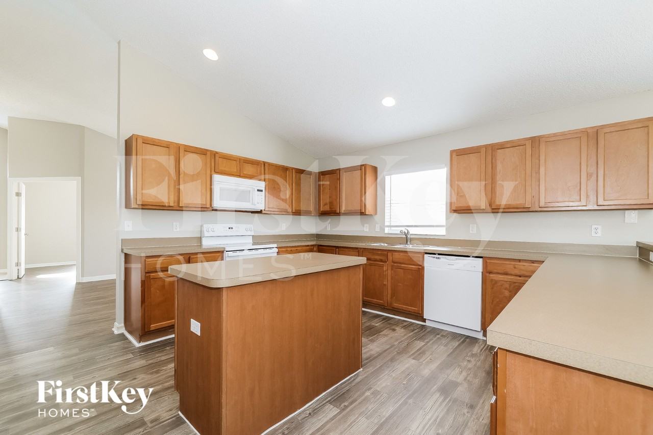 984 Alsace Dr - Photo 5 of 15