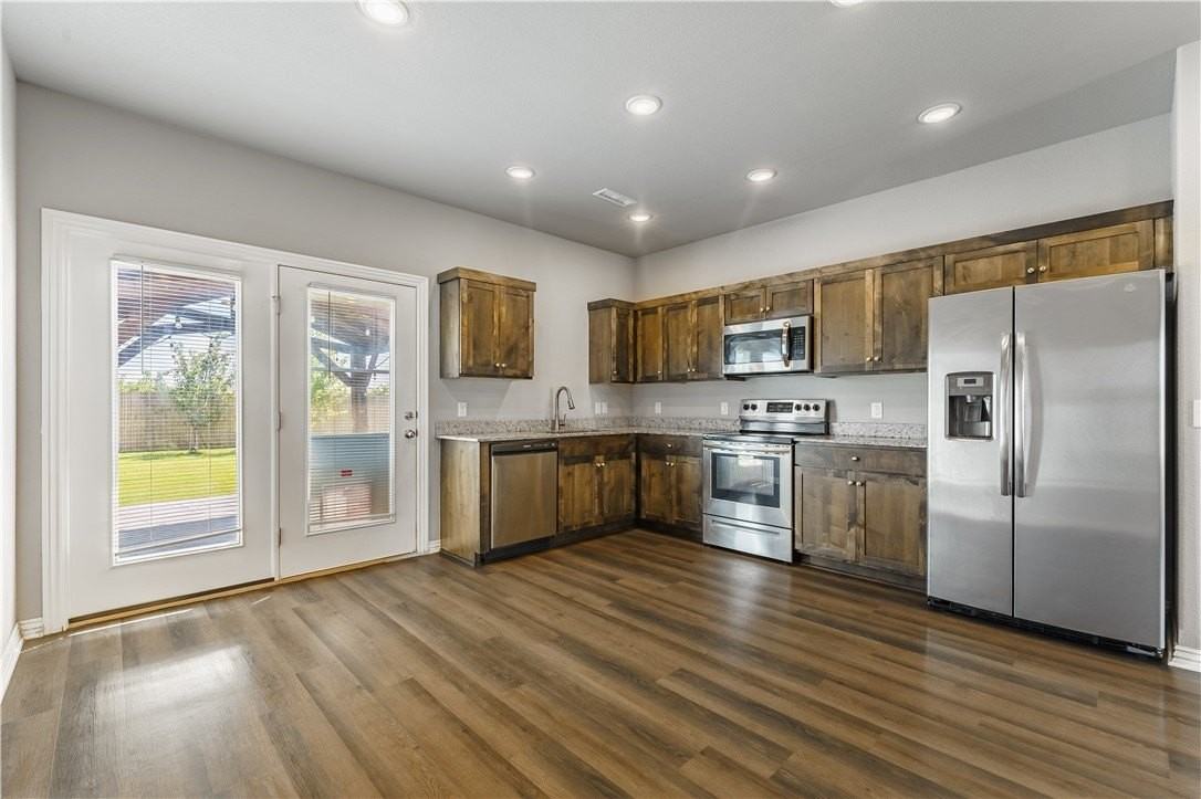 241 Williams Ct - Photo 4 of 21