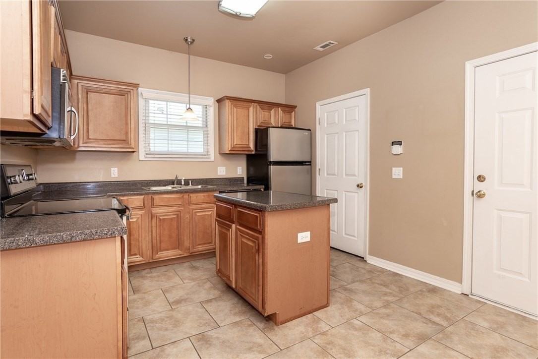 3538 W Thames Dr - Photo 2 of 17