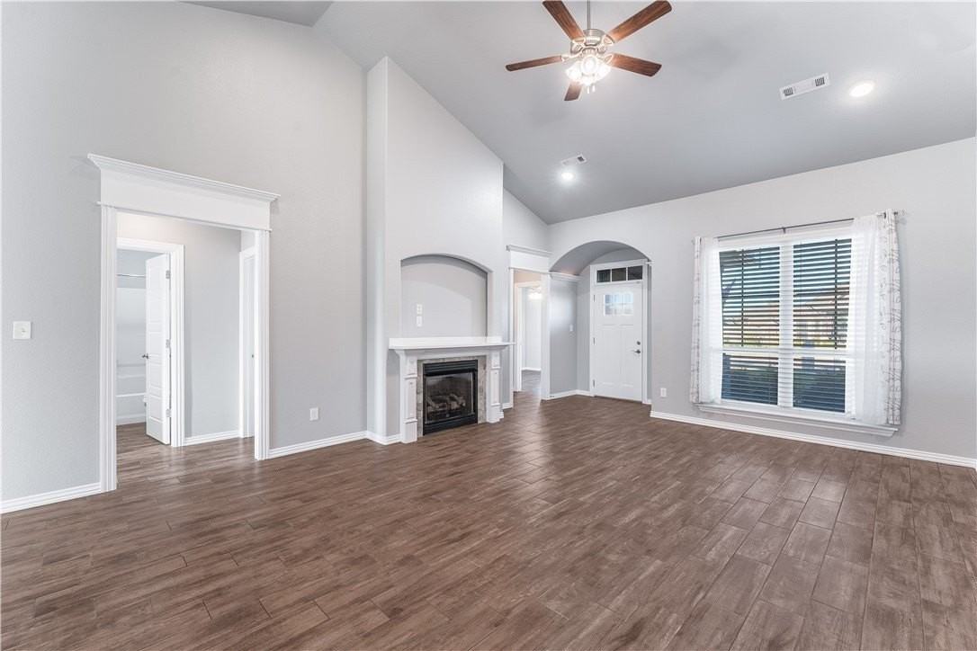 210 Adams St - Photo 4 of 20