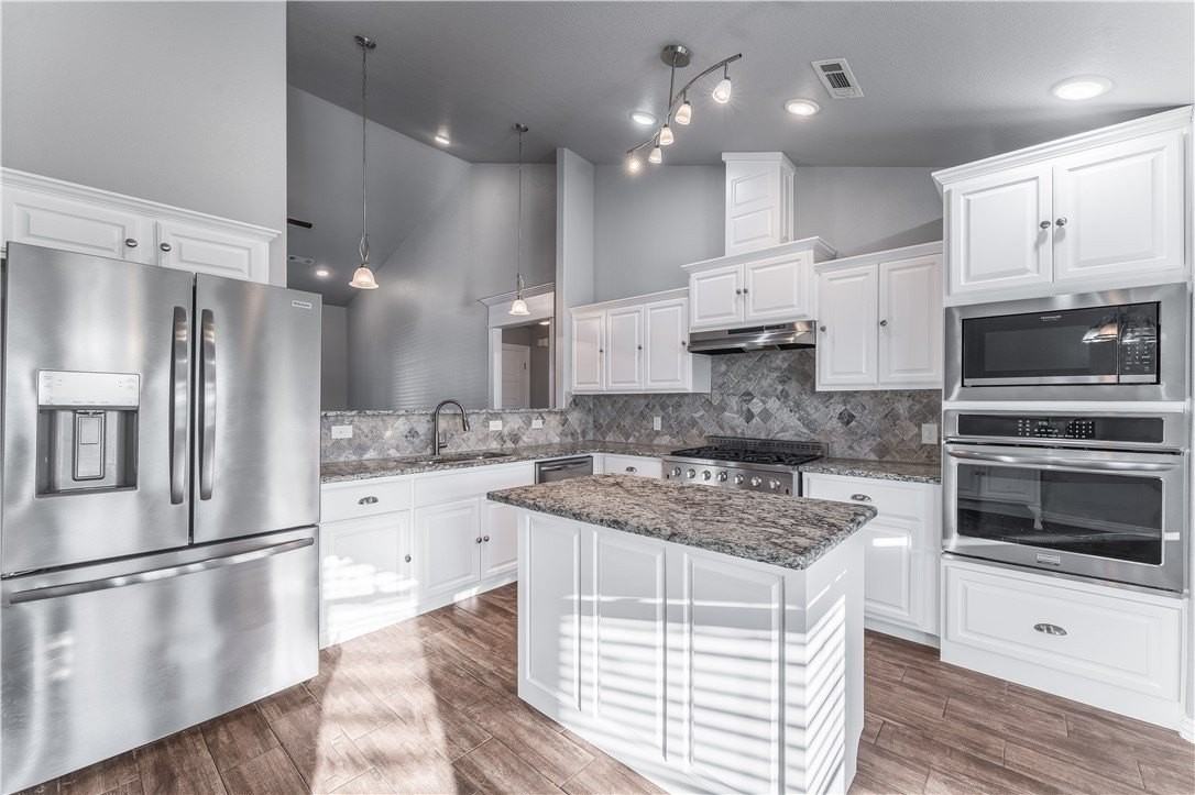 210 Adams St - Photo 5 of 20