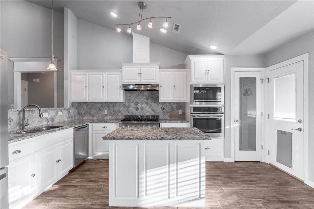 210 Adams St - Photo 6 of 20