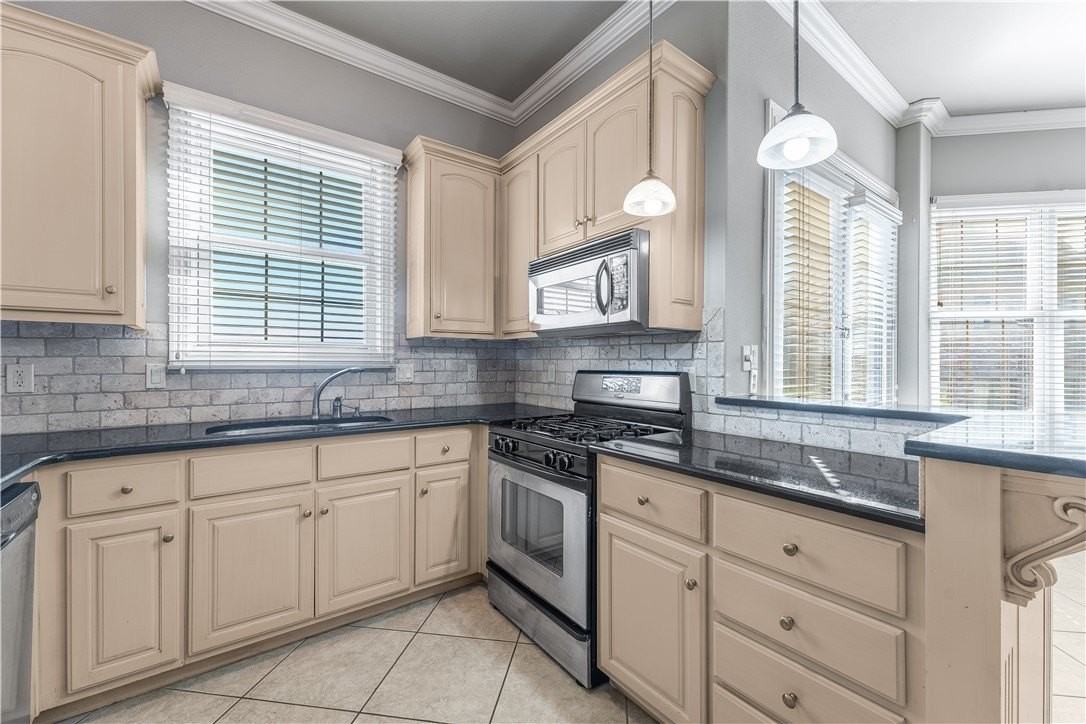 2612 S Everest Ave - Photo 3 of 19