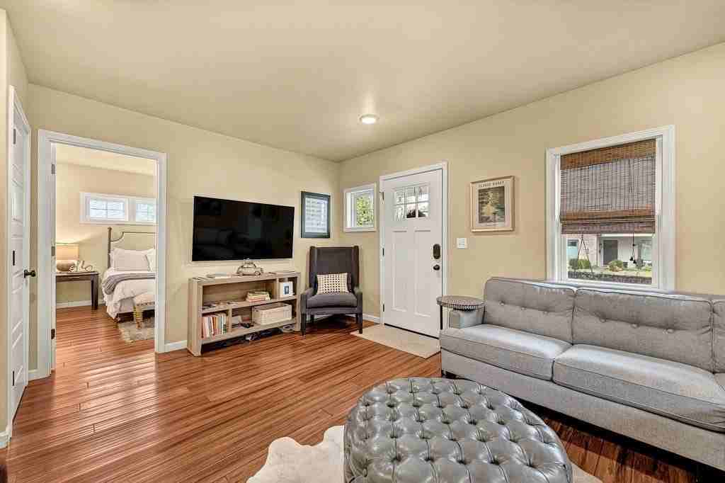 983 N Main St - Photo 3 of 26