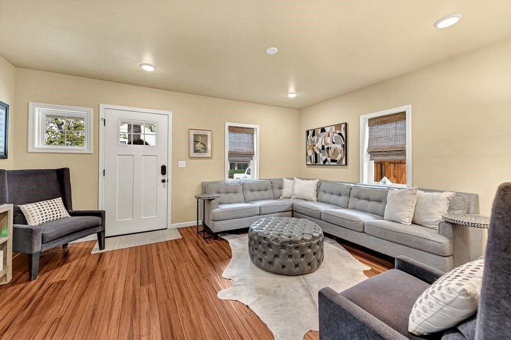 983 N Main St - Photo 5 of 26