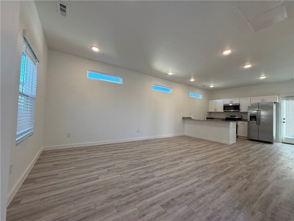 1051 States Ave - Photo 4 of 22