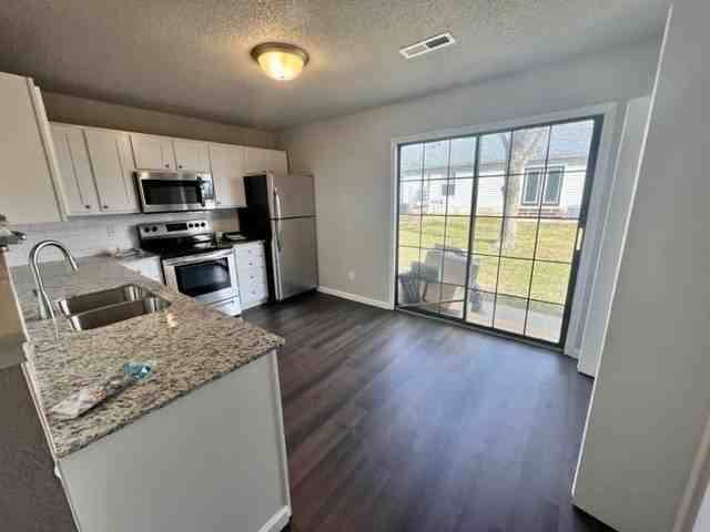 403 Se F St #D - Photo 5 of 10