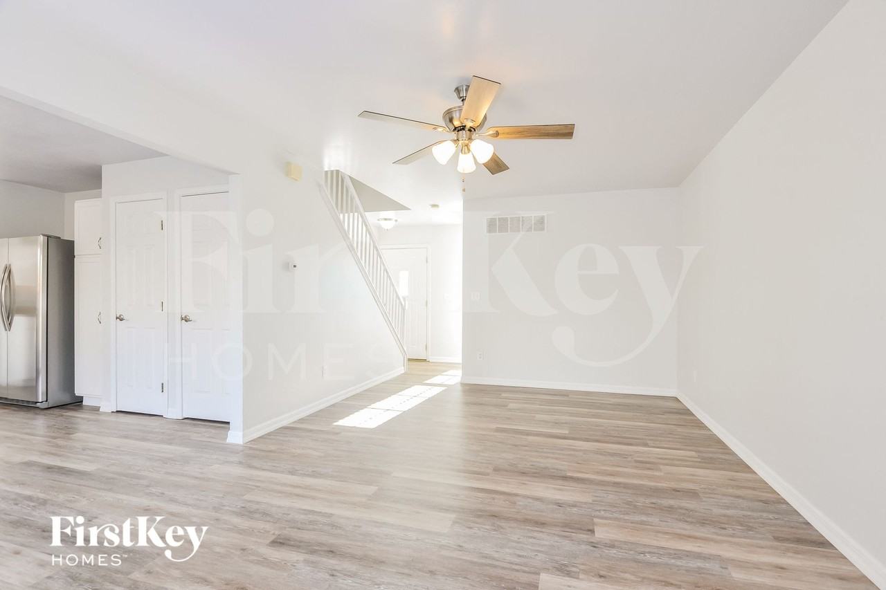 209 Royallsprings Pkwy - Photo 4 of 14