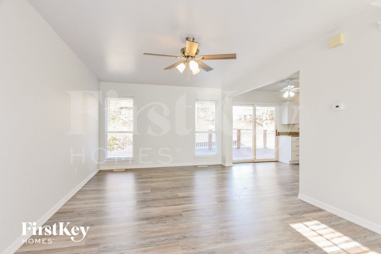 209 Royallsprings Pkwy - Photo 5 of 14