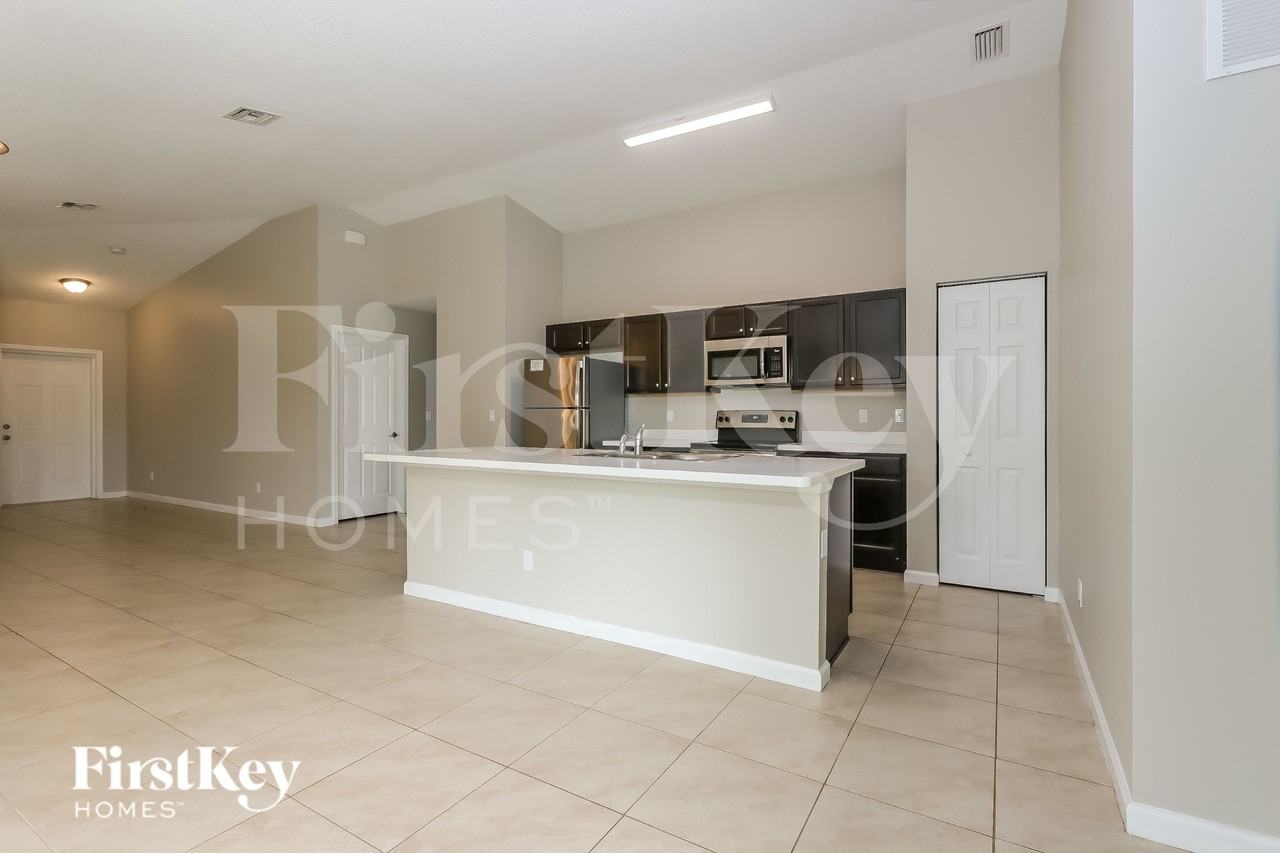 2937 Sw Moody Ter - Photo 5 of 16