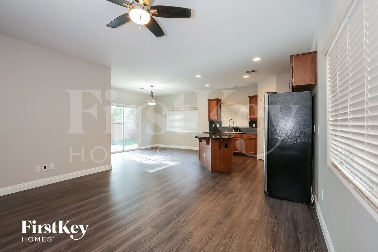 7635 Anatolian St - Photo 4 of 15