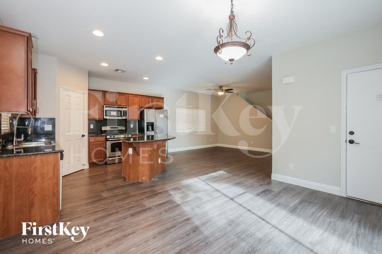 7635 Anatolian St - Photo 5 of 15