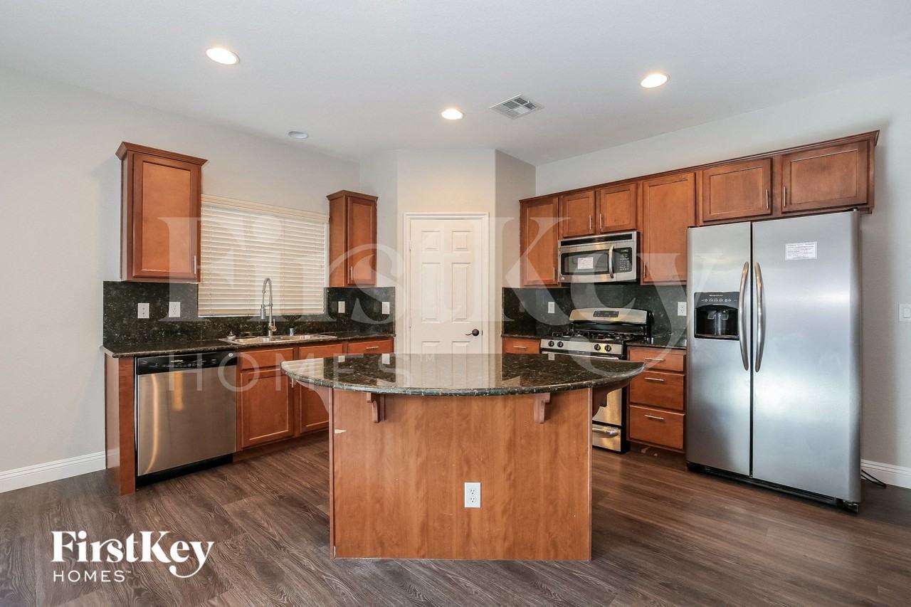 7635 Anatolian St - Photo 6 of 15