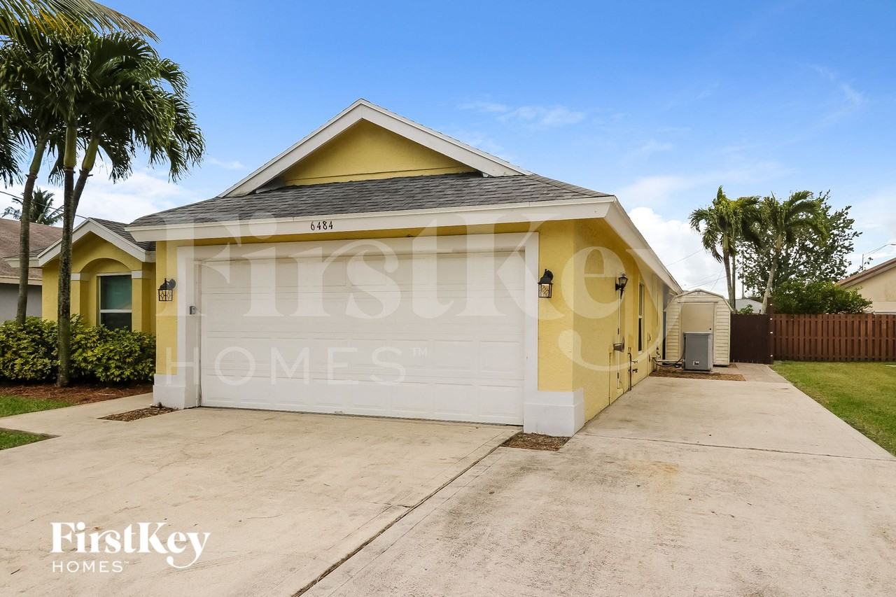 6484 Robinson St - Photo 3 of 15