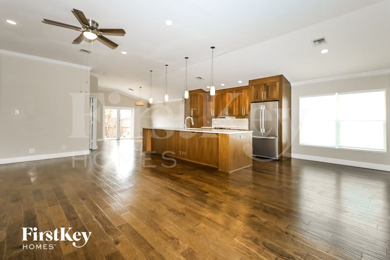 6484 Robinson St - Photo 4 of 15