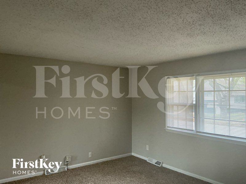 4204 S Spring St - Photo 2 of 13