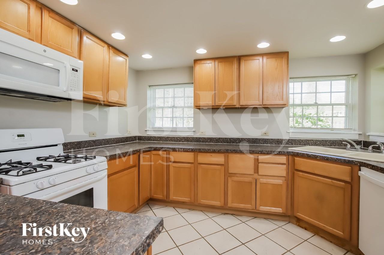 1399 Sheridan Rd - Photo 5 of 16