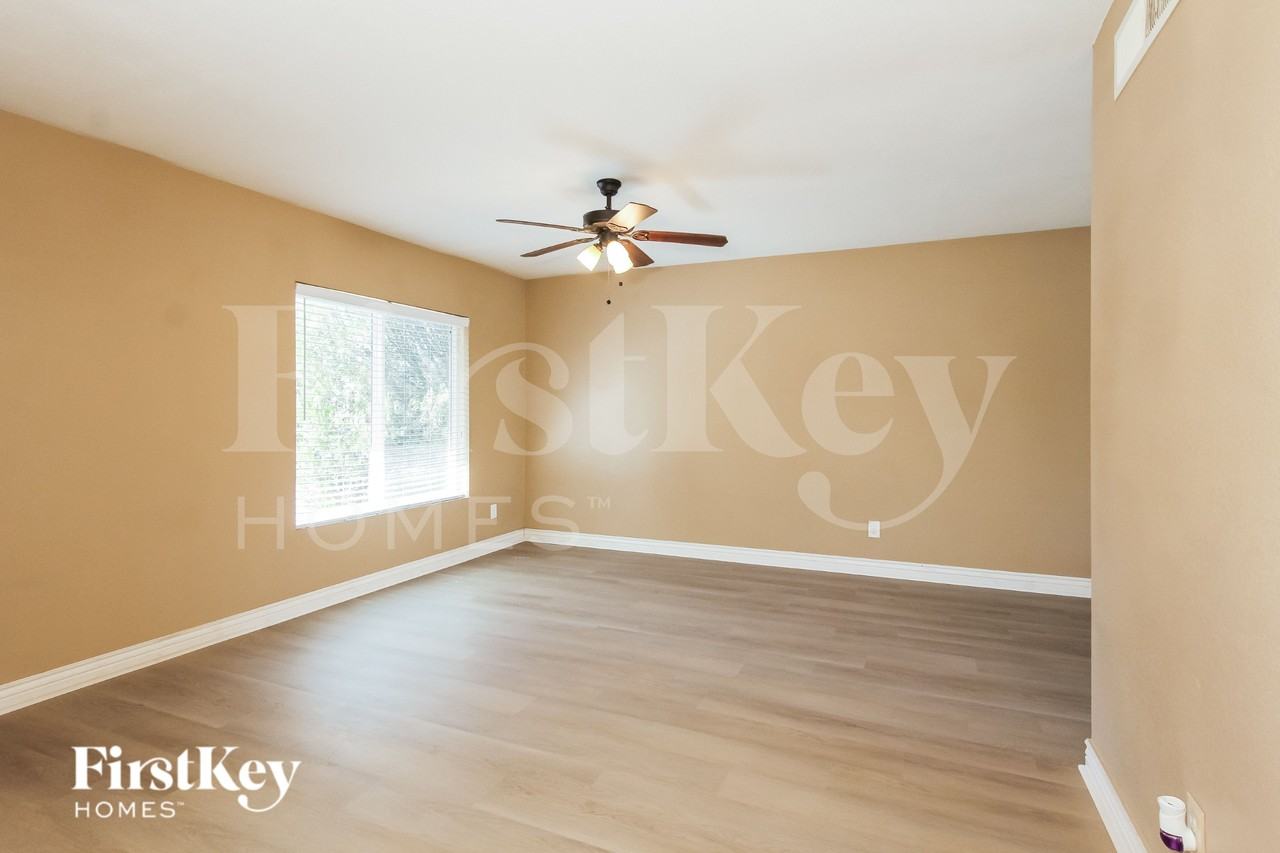 12215 N 36th St - Photo 2 of 19