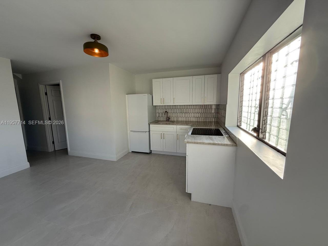525 Sw 22nd Ave - Photo 3 of 8