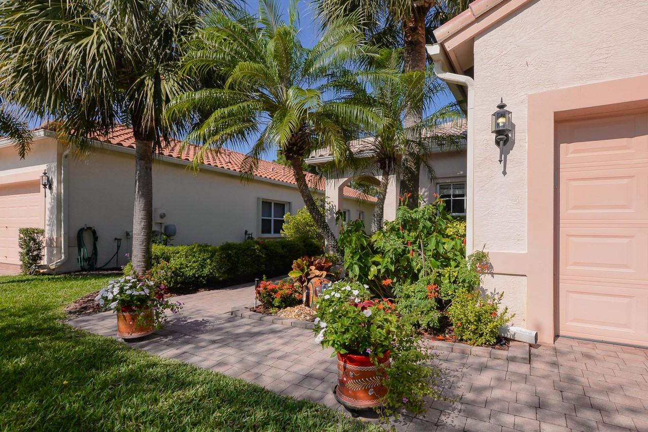 329 Nw Treeline Trce - Photo 3 of 49