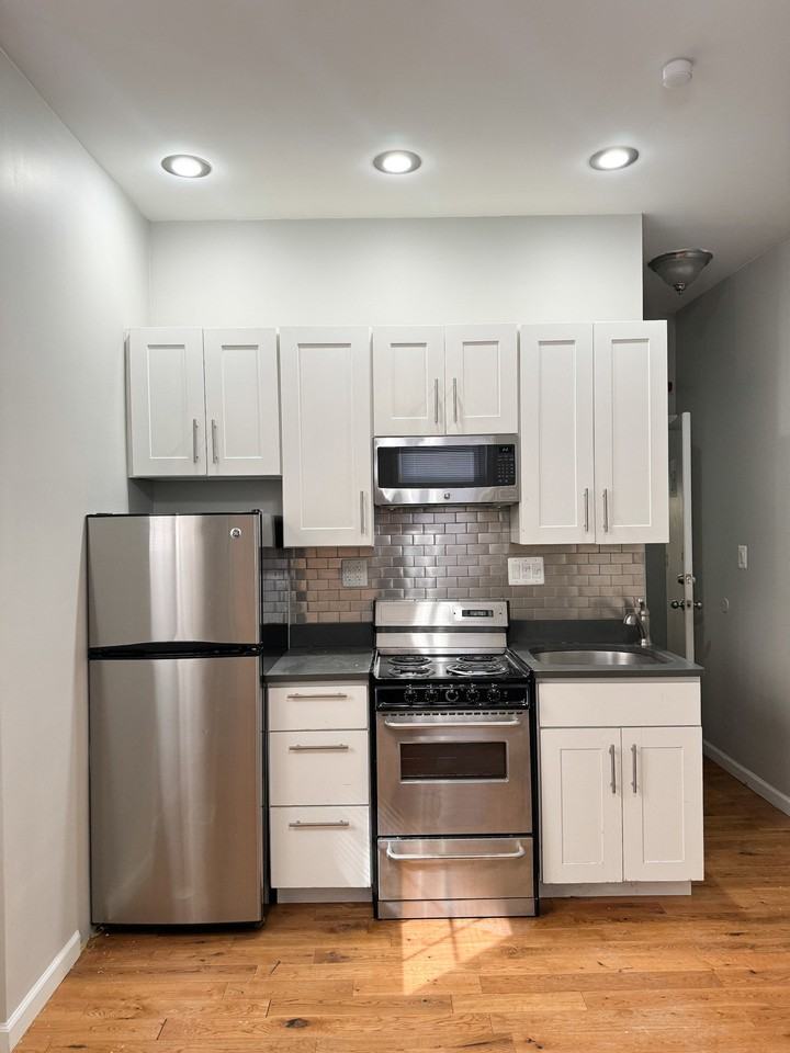 330 S 17th St #1R - Photo 2 of 8