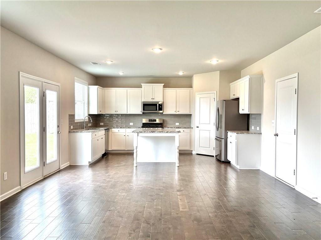 6085 Bay Point Cv - Photo 4 of 31