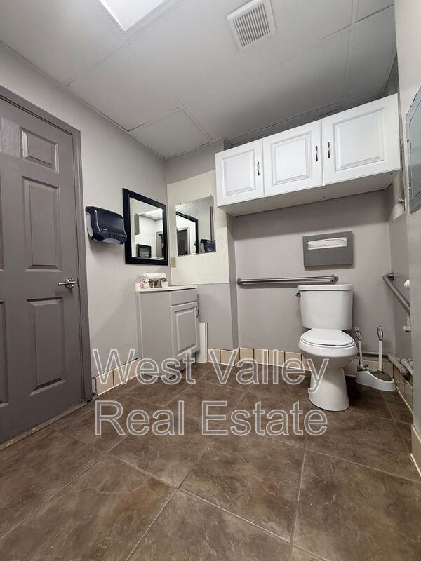 518 Center St - Photo 4 of 9