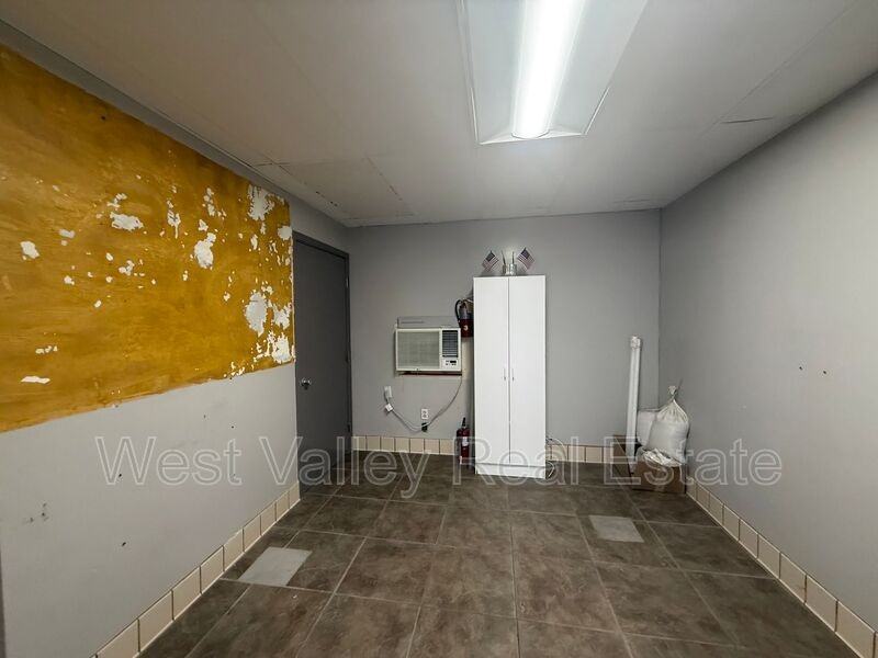 518 Center St - Photo 5 of 9