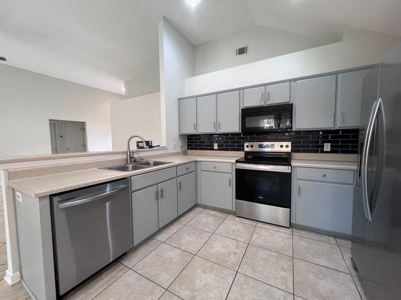 68 Carlisle Ln - Photo 6 of 22