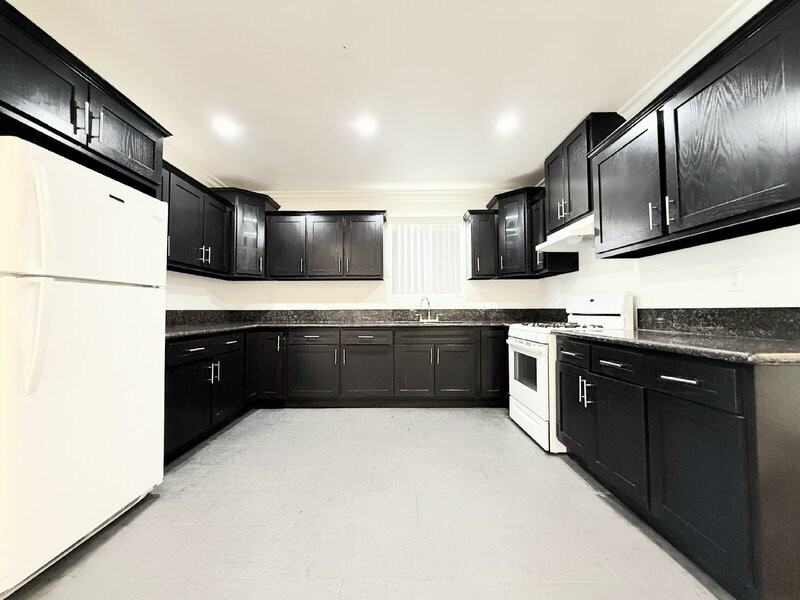 114 W 50th St - Photo 5 of 17