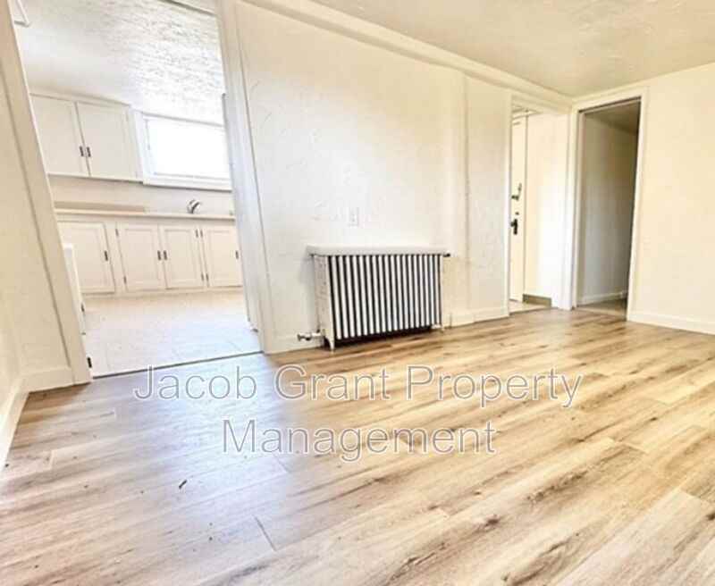 1042 S 4th Ave #B - Photo 2 of 3