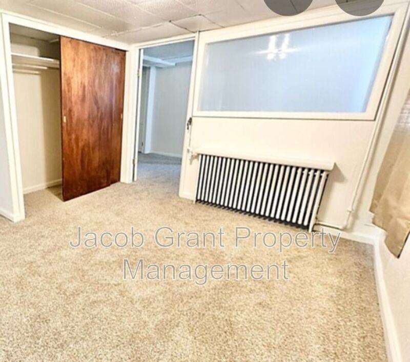 1042 S 4th Ave #B - Photo 3 of 3