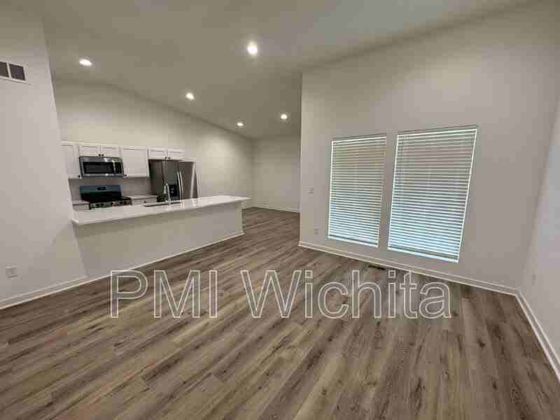 5375 Pinecrest Ct N - Photo 2 of 20