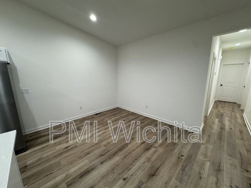 5375 Pinecrest Ct N - Photo 4 of 20