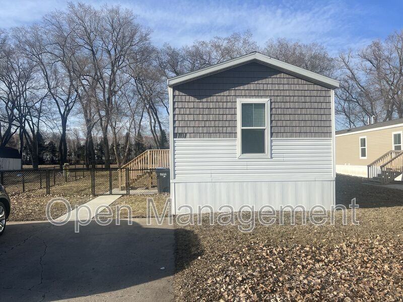 18-1015 Gibraltor Ave N - Photo 2 of 23