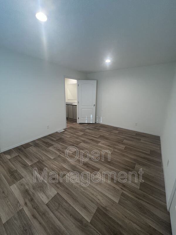 18-1015 Gibraltor Ave N - Photo 5 of 23