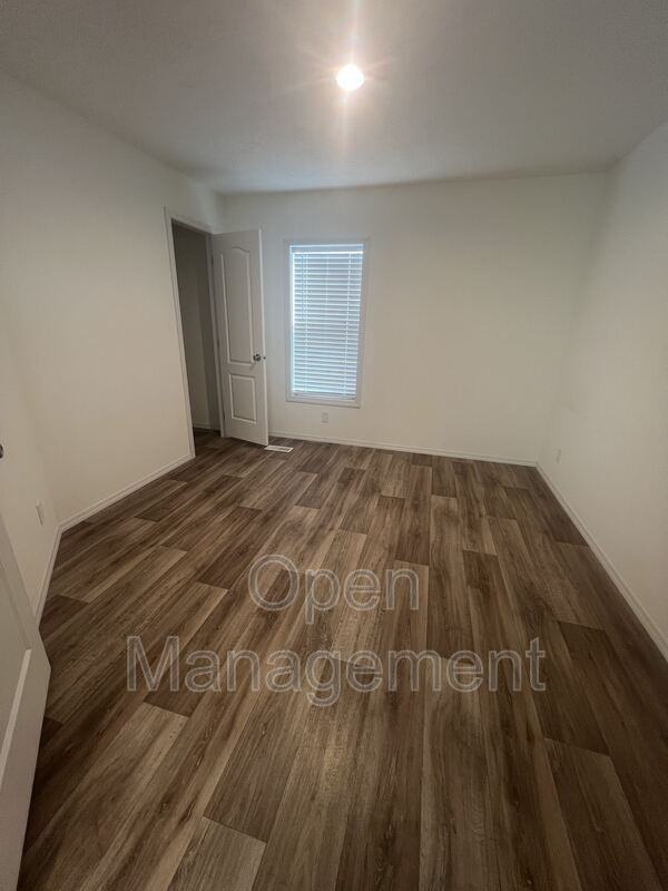 18-1015 Gibraltor Ave N - Photo 6 of 23