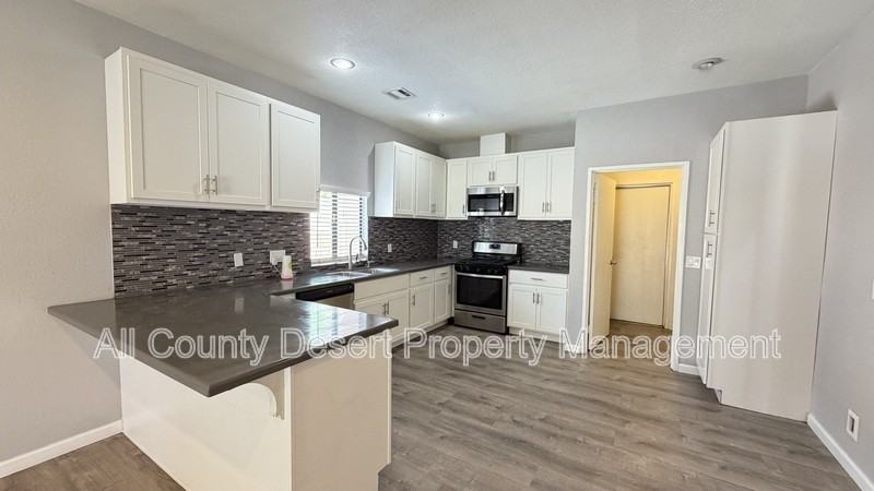 9591 Capiland Rd - Photo 6 of 31