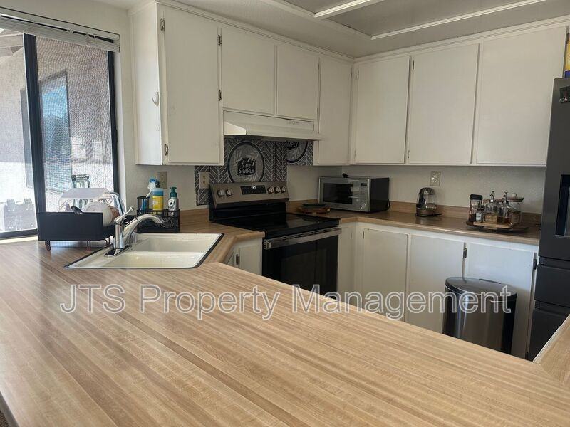 652 Hanisch Dr - Photo 4 of 14