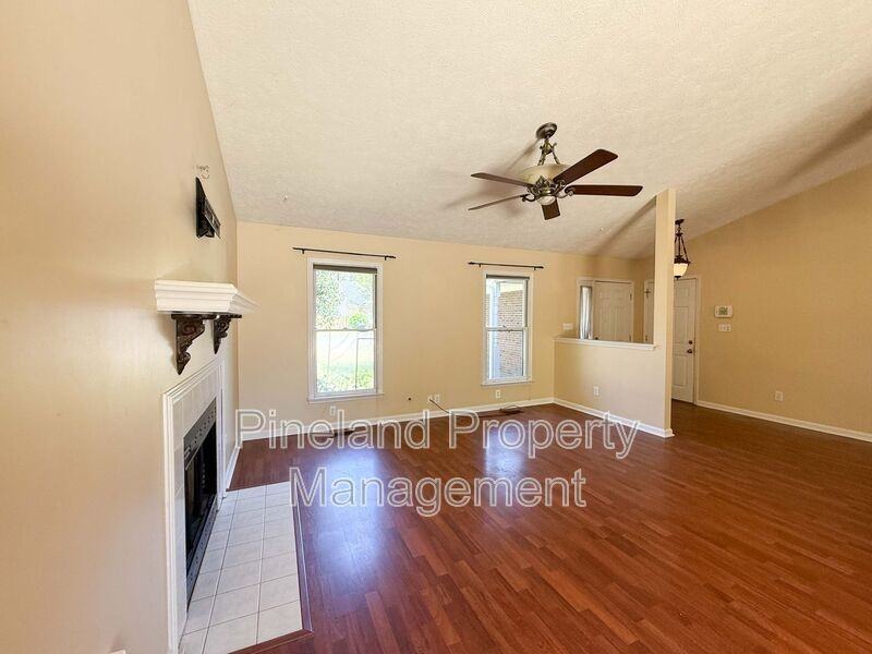 107 Whitechapel Ln - Photo 3 of 17