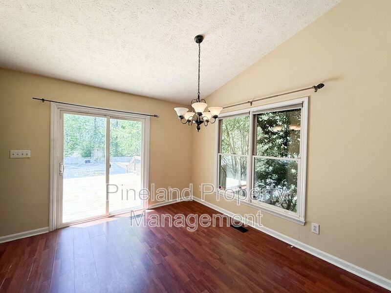 107 Whitechapel Ln - Photo 4 of 17