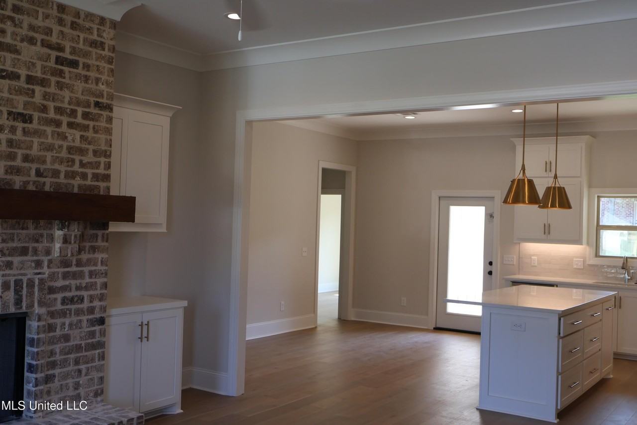 113 Southern Oak Way - Photo 2 of 12