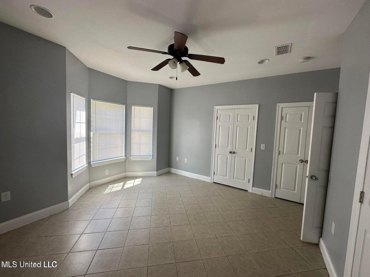 6004 E Jackson St - Photo 4 of 15