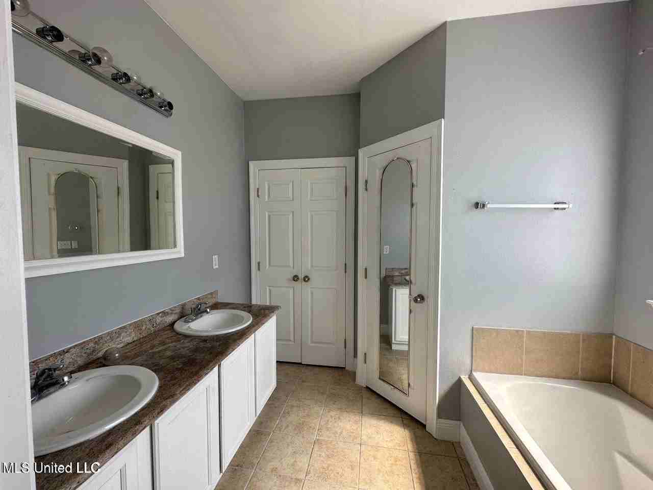 6004 E Jackson St - Photo 5 of 15