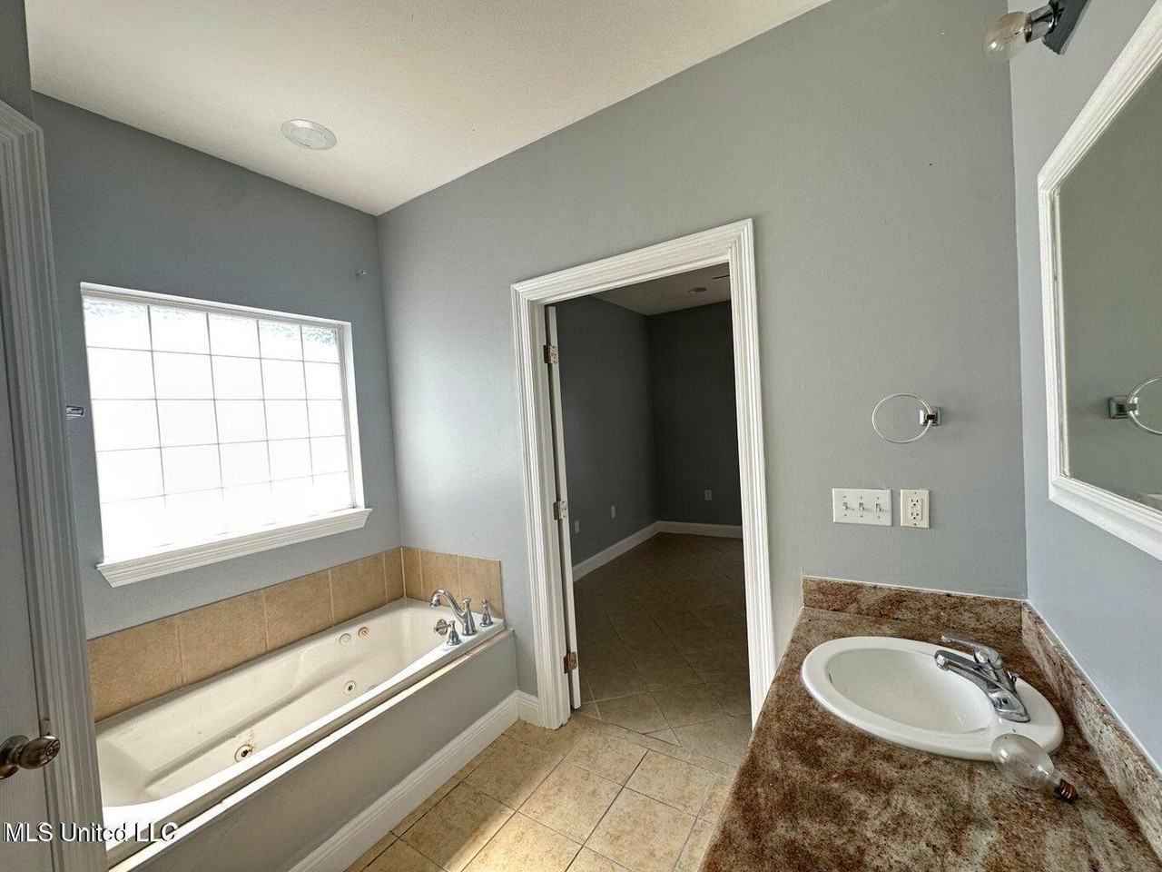 6004 E Jackson St - Photo 6 of 15