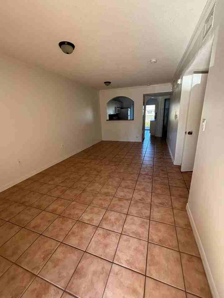 3395 Ne 10th St #103 - Photo 3 of 17