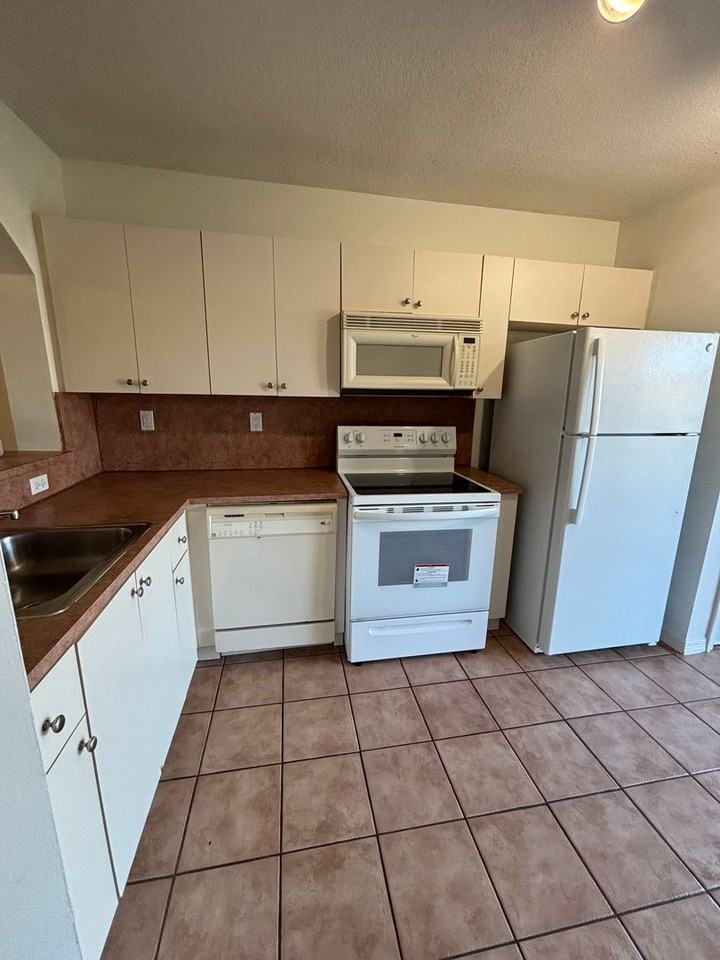 3395 Ne 10th St #103 - Photo 4 of 17